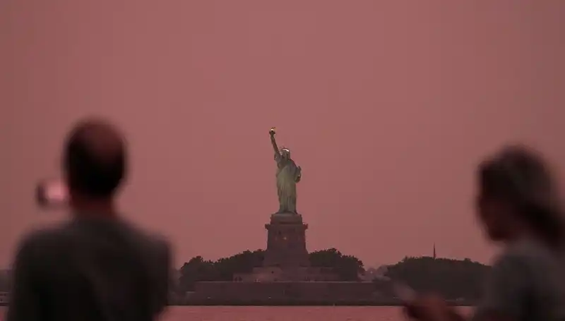 Kanada Yangınlarının Dumanı New York’u Kapatıyor: Neler Oluyor?
