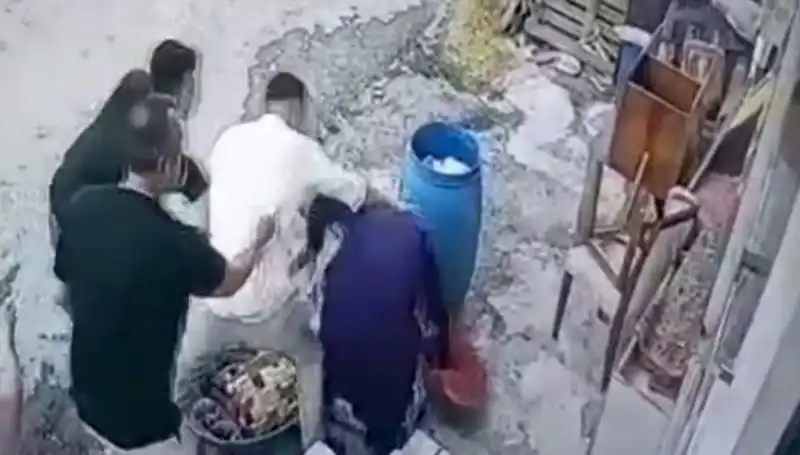 Başakşehir'de Bidon Tartışması: Baba ve Oğul 58 Yaşındaki Kadını Darbetti