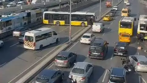 İstanbul'da İETT Otobüsü Kazası: İki Araçla Çarpışma Sonucu Trafik Felç Oldu
