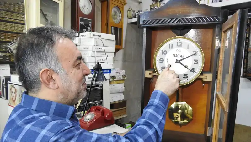 Tarihi Saatlerin Ustası: 10 Metrekarede Zamanın İzlerini Yaşatıyor