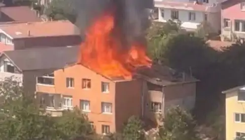 İstanbul'da Yangın Paniği: Dört Kişi Dumanlar Arasında Mahsur Kaldı