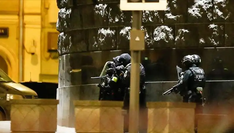 Rusya’da Korkunç Saldırı: Çatıdan Rastgele Ateş Açan Silahlı Kişi