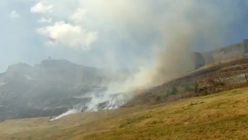 Kars Kalesi’nin Eteklerinde Korkutan Anız Yangını: Doğa ve Tarih Tehlikede!