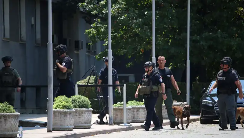 Kosova Meclisi'nde Bomba İhbarı Panik Yaratıdı
