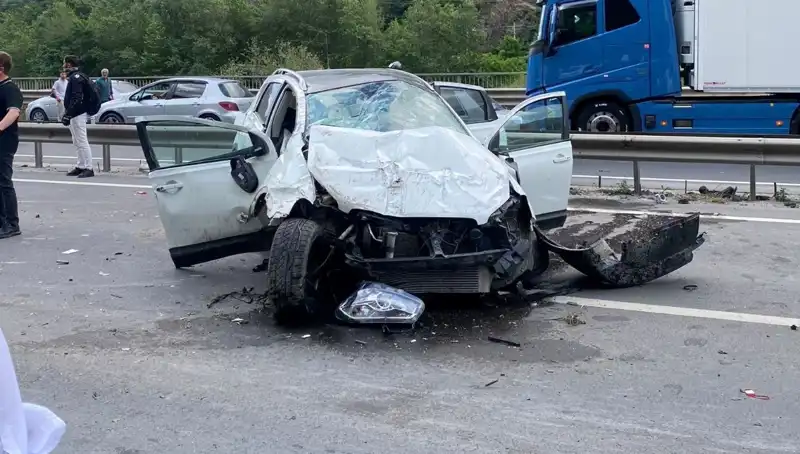 : Beton Kanal Kaza Sonucu Bariyerlere Çarptı: 3 Yaralı