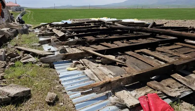 Bitlis’te Fırtına Hayatı Felç Etti: Çatılar Uçtu, Süpermarketler Hasar Gördü
