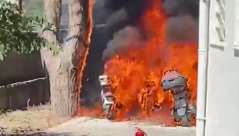 Park Halindeki Motosikletler Alev Alev! Gizemli Yangının Ardındaki Sebepler Neler?