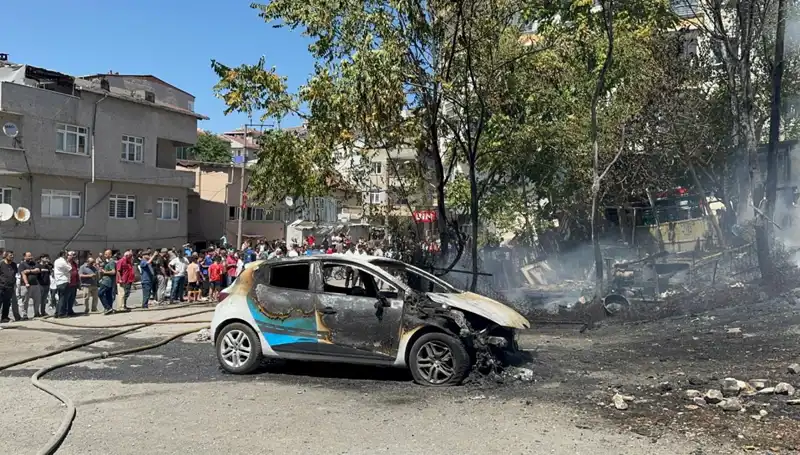 Gecekondudaki Yangın, Park Halindeyken Araçları Tehdit Etti