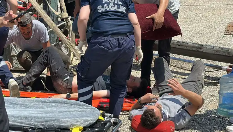 Vinçle Bayrak Asmaya Çıkan İşçiler Devrilen Vinçle Yaralandı