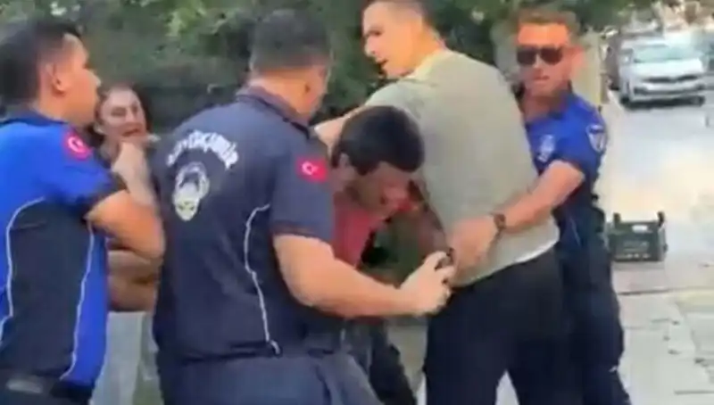 Seyyar Satıcıya Zabıta Tarafından Sokak Ortasında Şiddetli Dayak!