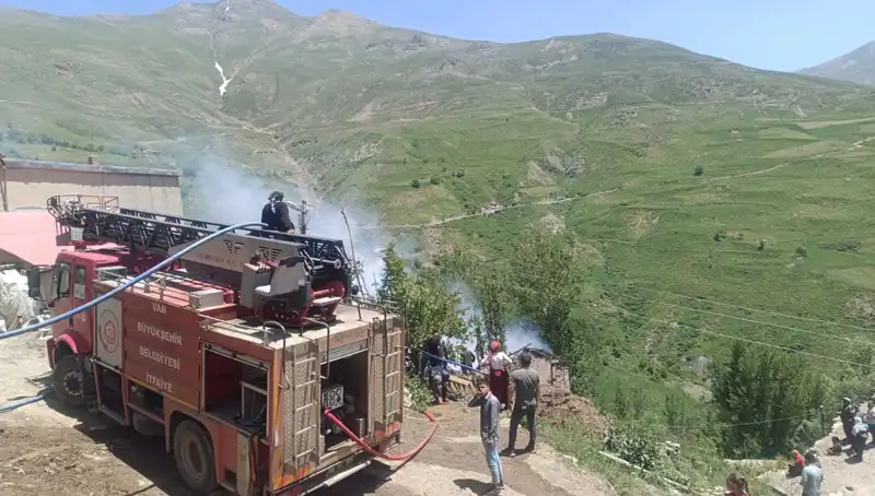 Van'da Korkunç Yangın: Bir Çocuk Hayatını Kaybetti
