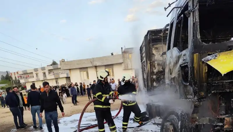 Park Halindeki İki TIR'dan Biri Alev Alev Yandı, Yangın Büyüdü