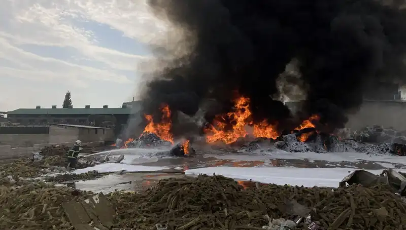 Gaziantep'teki Geri Dönüşüm Tesisinde Büyük Yangın Paniği