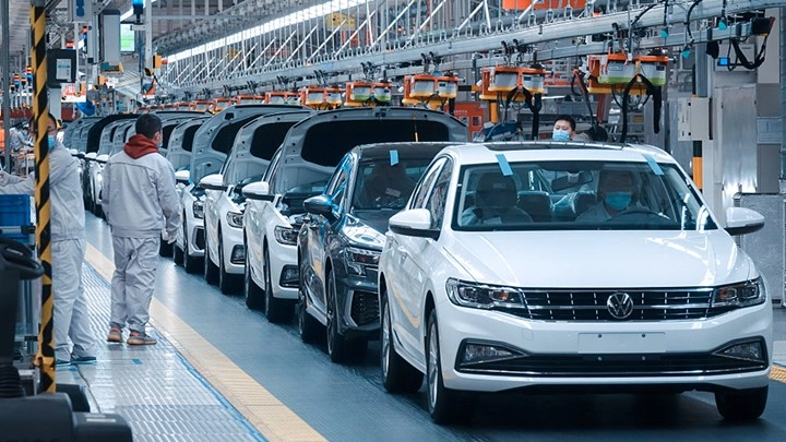 Volkswagen, Düşen Satışlar Nedeniyle Çin Fabrikasını Kapatmayı Planlıyor