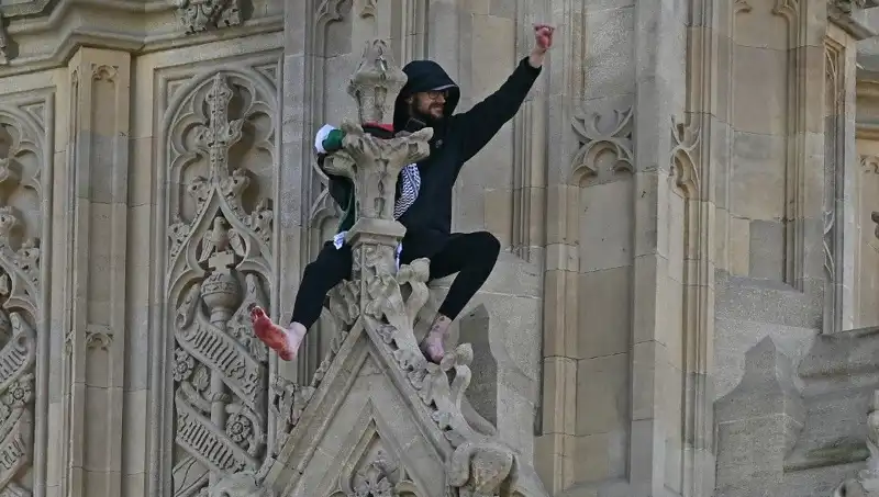 Londra'da Filistin Bayrağıyla Big Ben'e Tırmanan Protestocunun Şok Eylemi