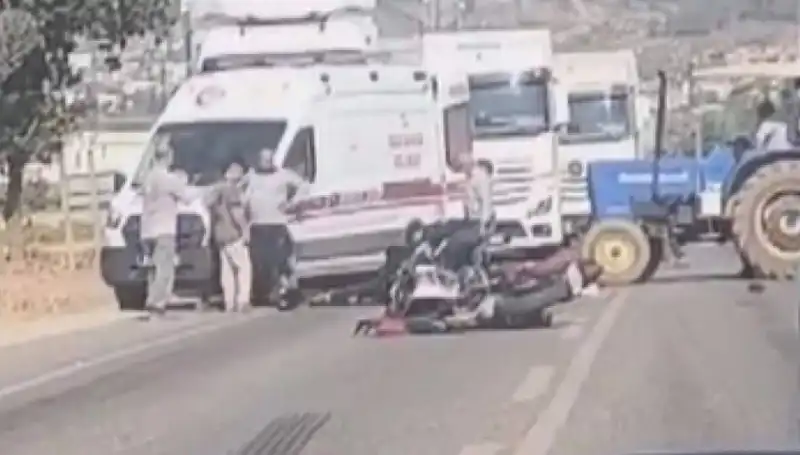 Hatay'da Trafik Kazası: İki Kişi Hayatını Kaybetti, Bir Kişi Ağır Yaralandı