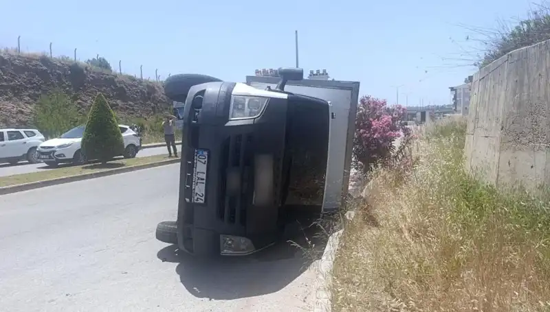 Hafif Ticari Araç Kamyoneti Devirdi, Trafikte Kaos Yaşandı