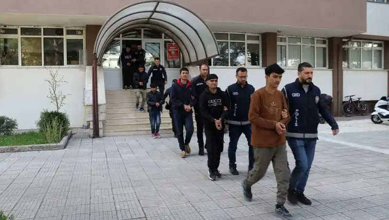 Edirne ve Kırklareli'nde Kaçak Göçmen Operasyonunda 200'den Fazla Gözaltı!