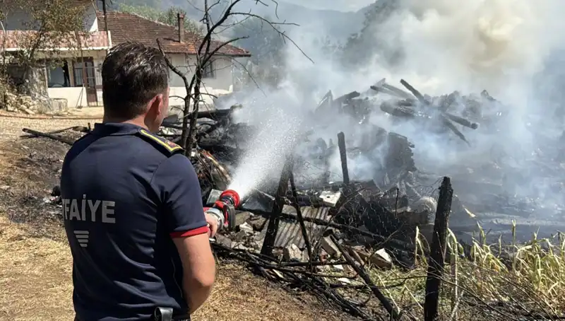 Evde Patlayan Alevler Ormanı Tehdit Etti: Ekipler Seferber Oldu