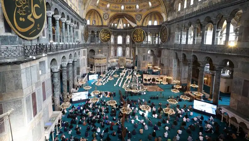 Ayasofya'nın Kapısını Kıran Sanığa Hapis Cezası Verildi: Hukuk Gereği Ne Anlama Geliyor?