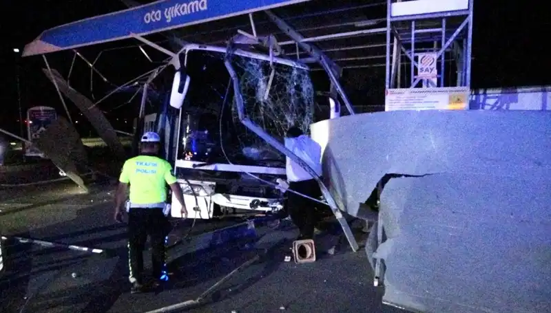 Otobüs Oto Yıkamaya Daldı: Korkutan Kaza ve 8 Yaralı