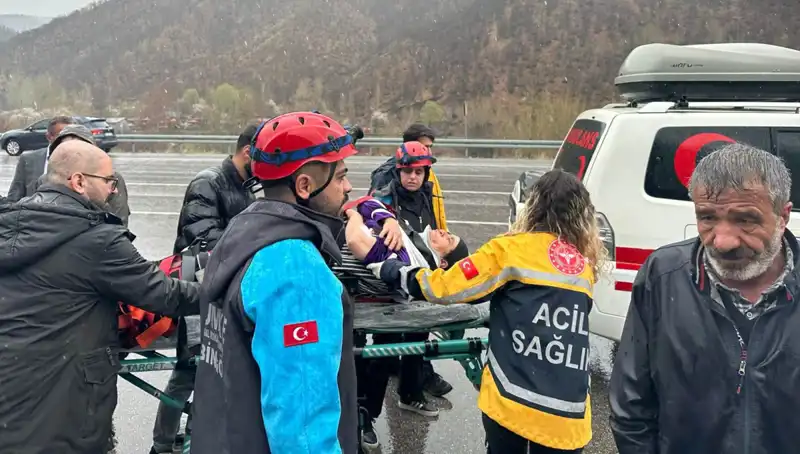 Otomobil İstinat Duvarına Çarptı: 5 Yaralı, Kaza Detayları Belirleniyor