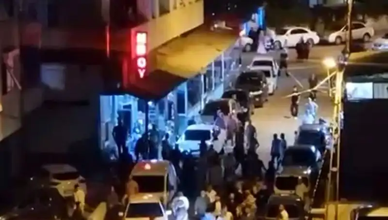 Düğün Çıkışı Kargaşa: Arabasıyla Kalabalığın İçine Daldı!