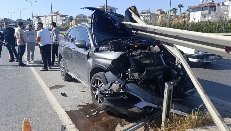 Kaza Yapmamak İçin Bariyerlere Çarpan Araçta Sıra Dışı Kavşak Olayı
