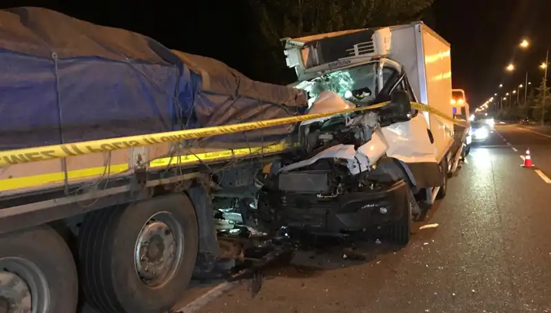 Kamyonetin Tıra Çarpması: Trajik Kaza Sonrası 1 Ölü, 1 Yaralı