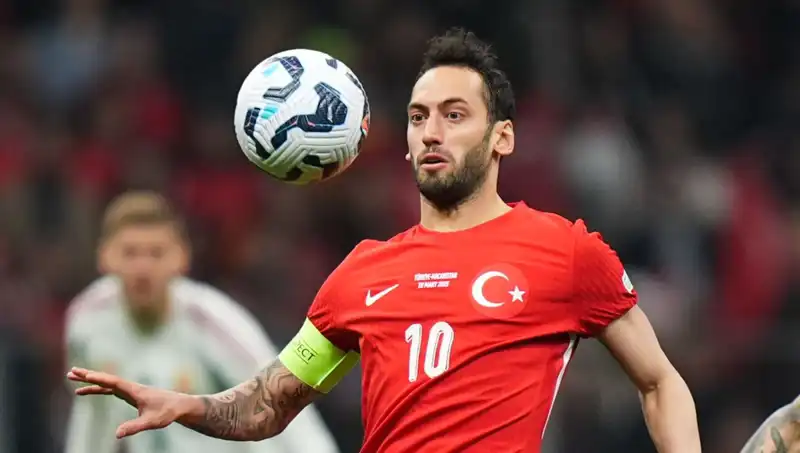 Fenerbahçe'nin Hakan Çalhanoğlu Teklifi: Mourinho ısrar ediyor!