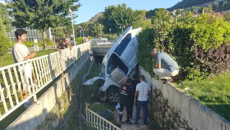 Muğla'da Direksiyon Bırakmayınca Kaza Kaçınılmaz Oldu
