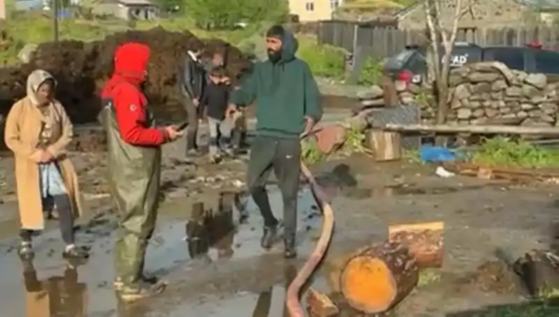 Ardahan'da Aniden Gelen Sağanak Hayatı Olumsuz Etkiledi