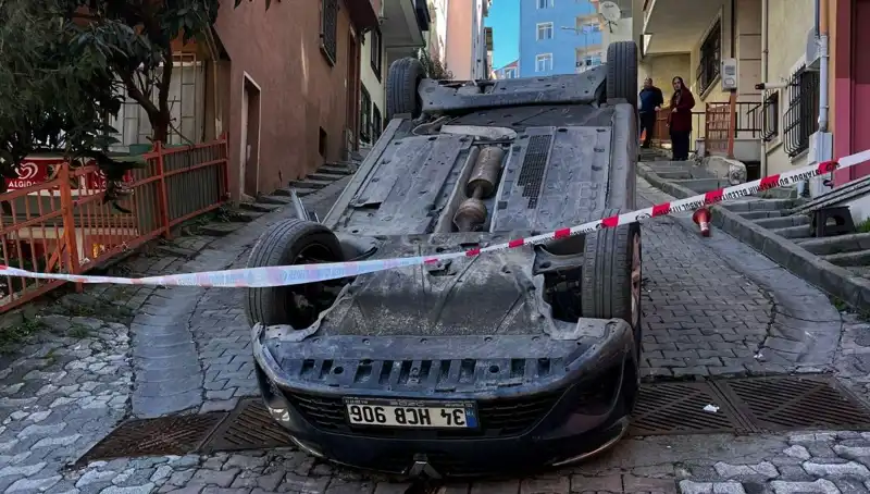 El Freni Çekilmeyen Otomobil Dehşet Saçtı: Takla Attı!