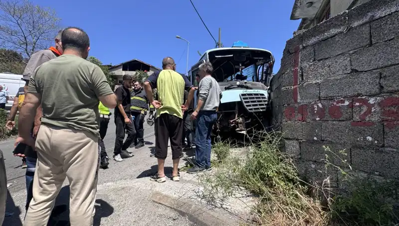 Minibüs Duvara Çarpınca 14 Kişi Yaralandı: Olayın Ayrıntıları
