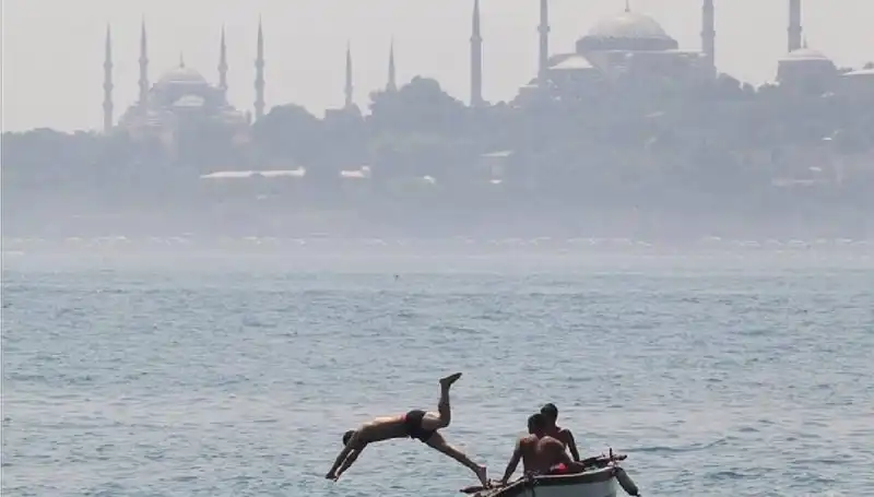 Türkiye'de Aşırı Sıcaklar: 44 Derecelerine Ulaşacak Hava Durumu Beklentisi