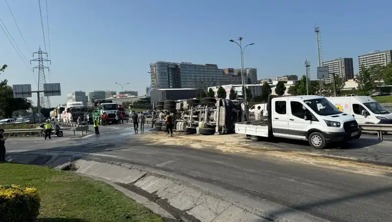 D-100 Yan Yolda Beton Mikseri Devrildi: Olay Yeri Tamamen Kilitlendi