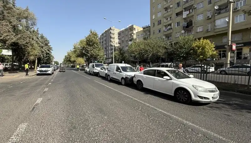 Diyarbakır'da 5 Araç Birbirine Girdi: Kazanın Ardındaki Sebepler Neler?