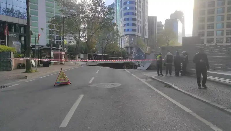 Sarıyer'de Büyük Çöküntü: Cadde Gözler Önünde Düştü!