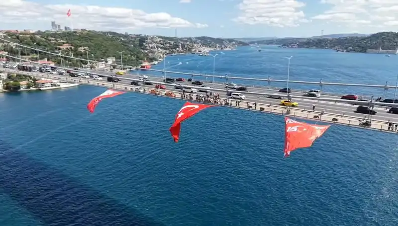 Dev Türk Bayrağı, Şehrin Simgesi Olan Köprüye Asıldı