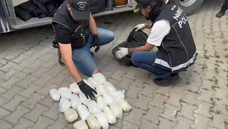 Yolcunun Valizinde 13 Kilo Metamfetamin Bulundu: Kaçakçılıkla Mücadelede Önemli Bir Operasyon