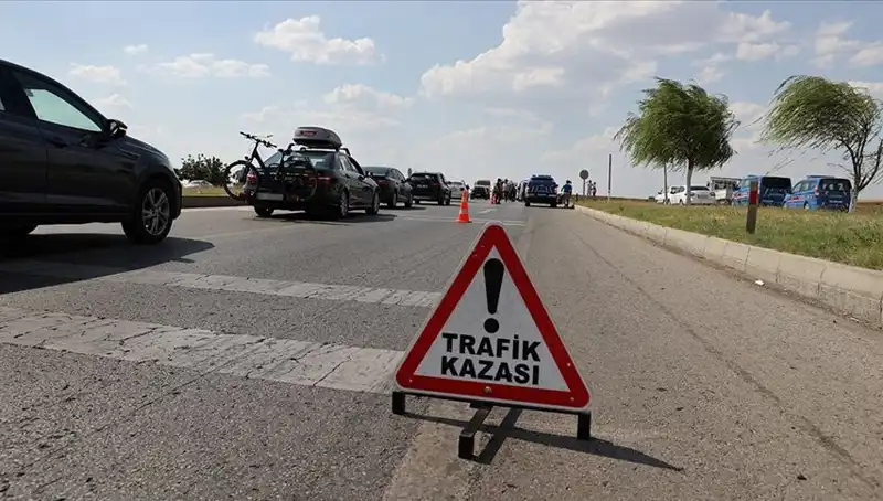 Adana'da Kamyon ve Otomobil Çarpıştı: Feci Kaza Sonrası 1 Ölü, 1 Yaralı