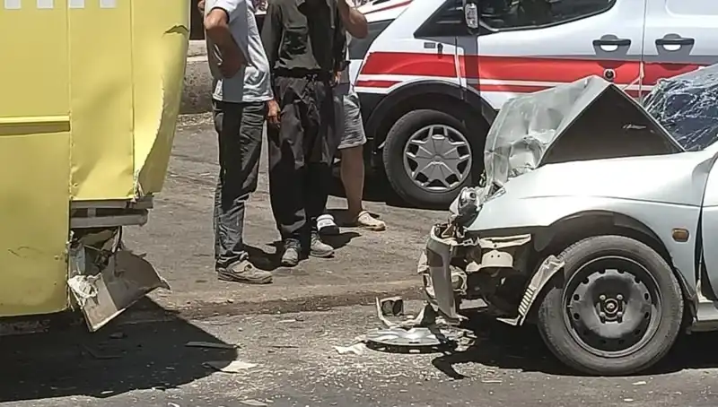 İstanbul’da Halk Otobüsü ile Araç Çarpıştı: İki Kişi Yaralandı
