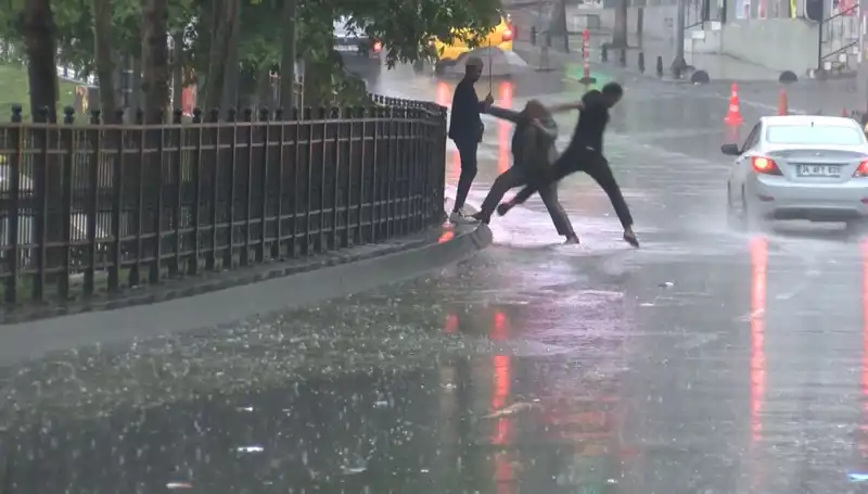 İstanbul ve İzmir İçin Turuncu Kodlu Alarm: Meteorolojiden Ciddi Uyarılar Geldi!