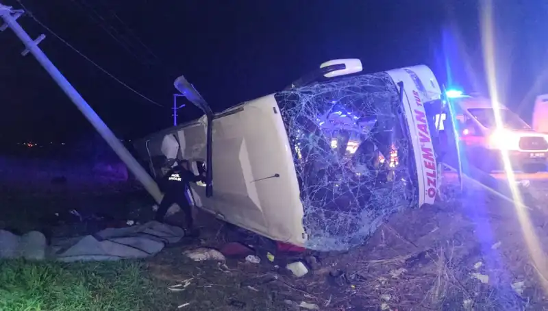 Van'da Devrilen Yolcu Otobüsü: 28 Kişi Yaralandı, Son Durum Açıklandı!