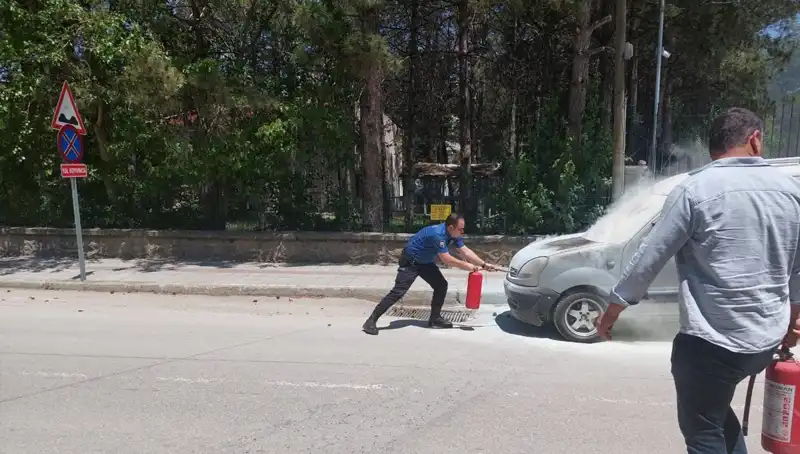 Emniyet Binasının Önünde Yangın: Alev Alan Araç Polisi Harekete Geçirdi