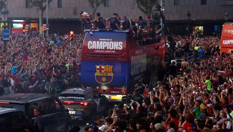 Barcelona Futbolcuları, Taraftarlarıyla Unutulmaz Bir Günde Buluştu