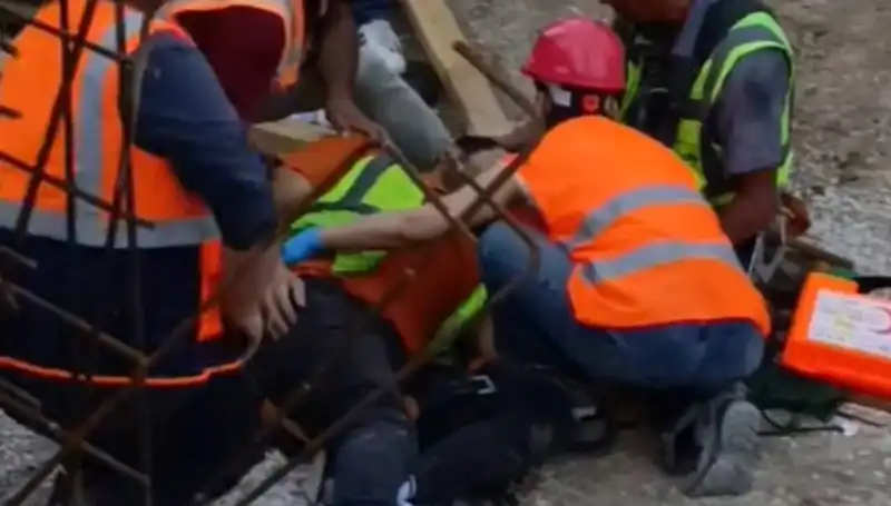 Adana'da İnşaat Sahasında Feci Kaza: İki İşçi Yaralandı