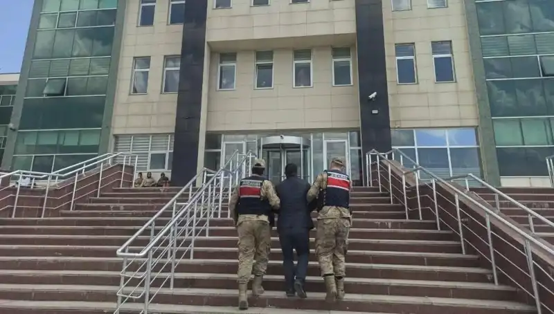 Hapis Cezaevi Kaçakları: Aranan Suspect Saklandığı Yerde Ele Geçirildi!