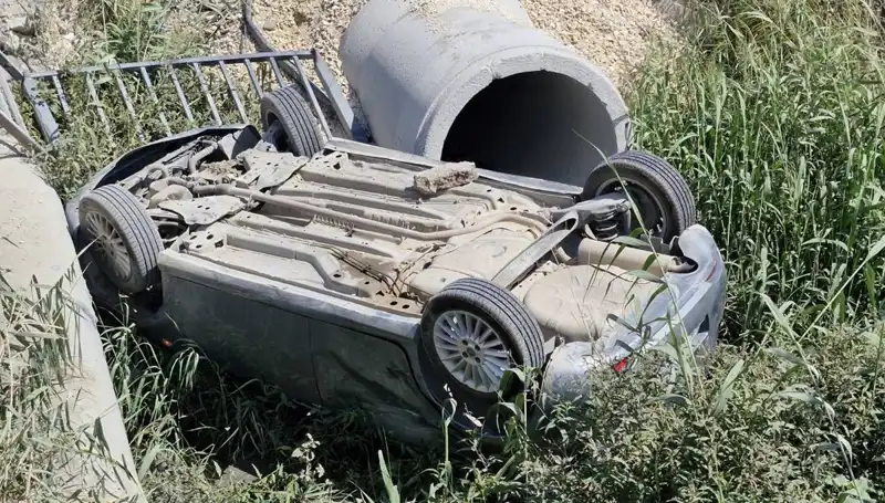 Pikap ile Çarpışan Araç Su Kanalına Devrildi: Yaralılar Hastaneye Kaldırıldı