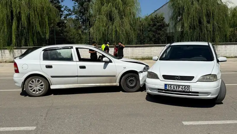 İki Otomobil Çarpıştı: Kaza Sonrası İki Kişi Yaralandı